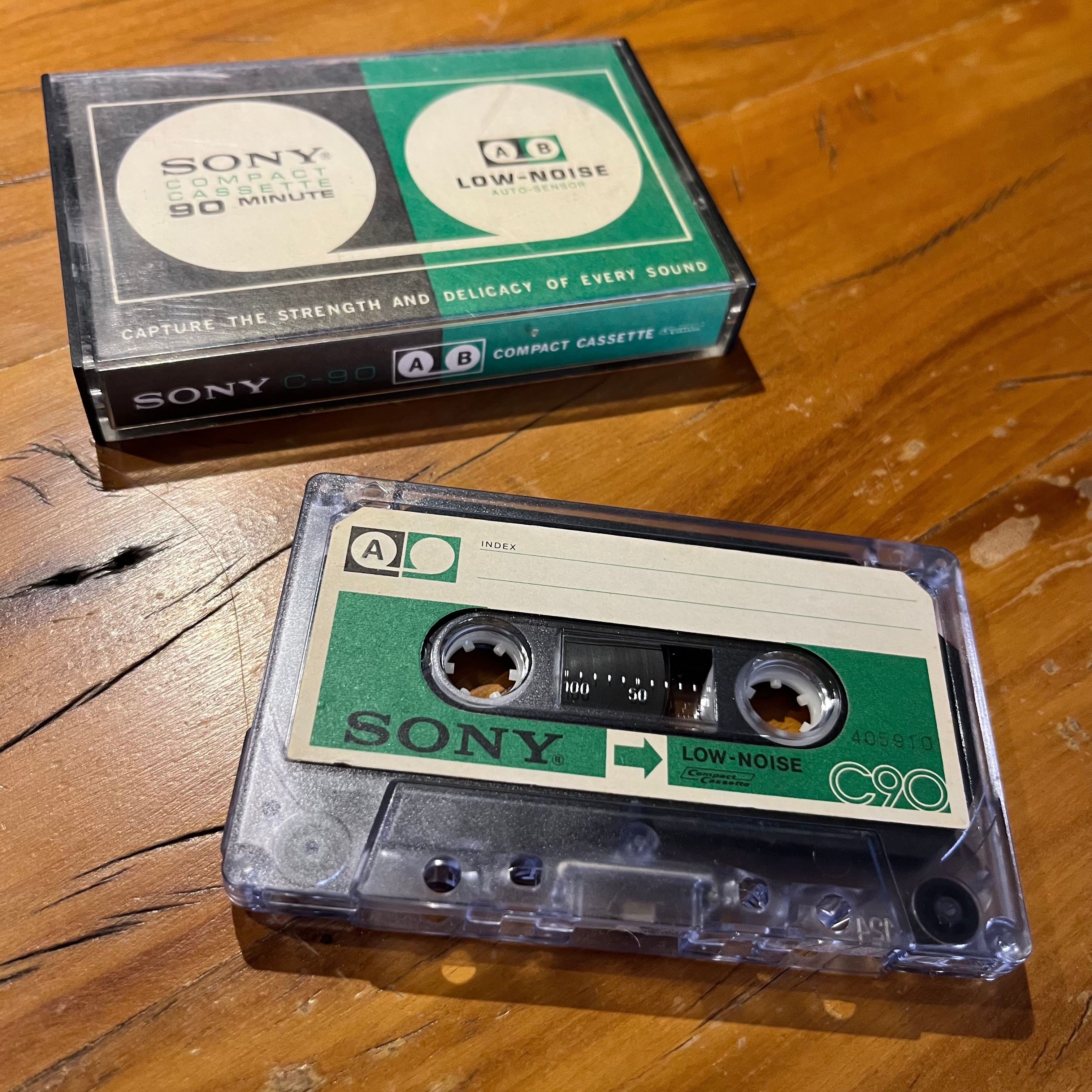 Fita regravada com a playlist de hoje